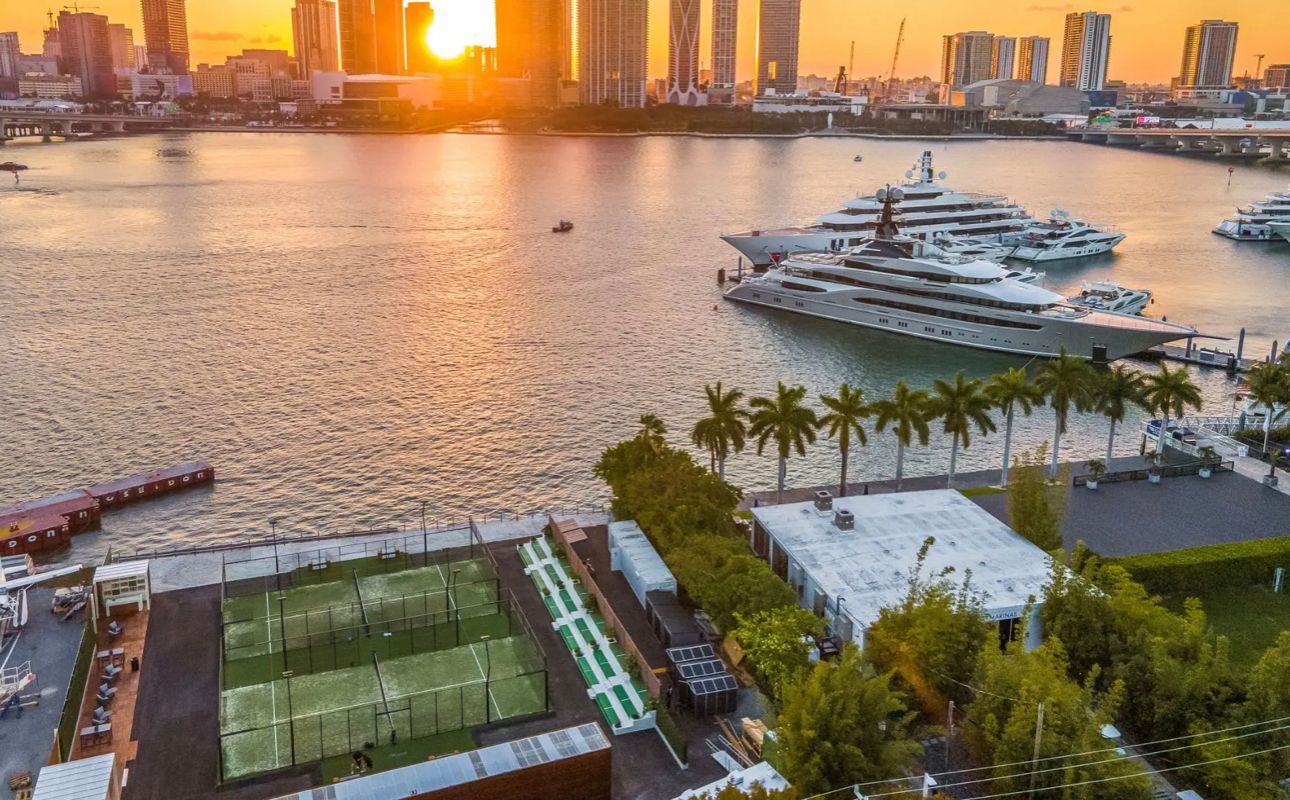 Padel Tech padel court at the Reserve Club, located right on the beach.