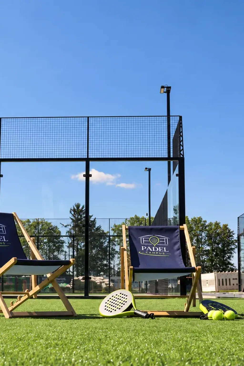 Padel-Campus-Anlage mit zwei Panorama-Plätzen