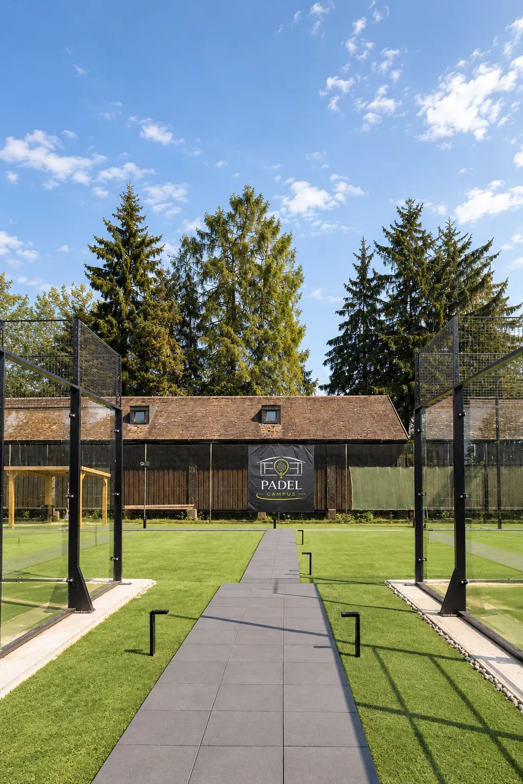 Zugang zwischen den Panorama-Padelplätzen des Padel Campus