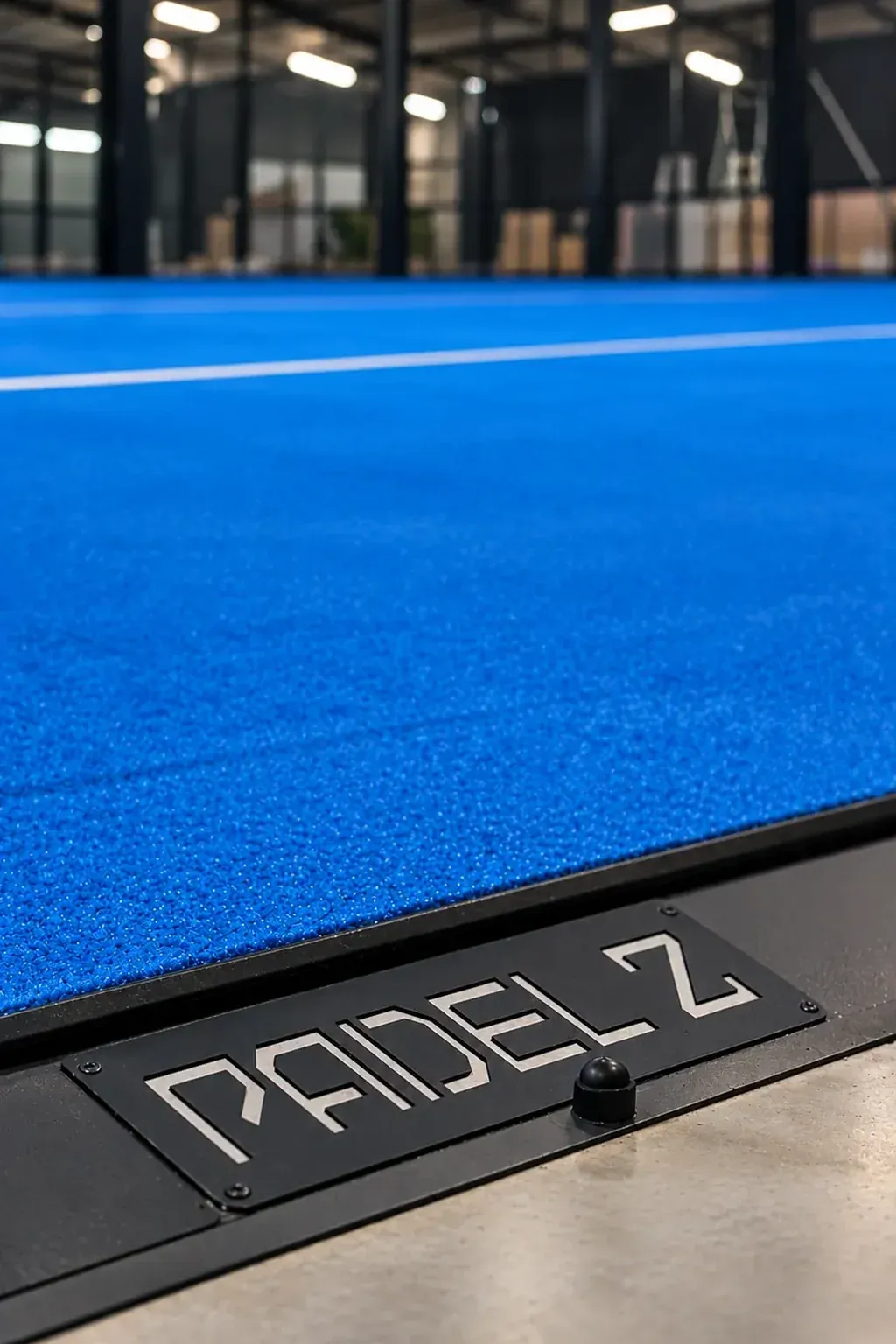 Panorama-Padelplatz mit Padel-Tech-Branding im Padel Club Z