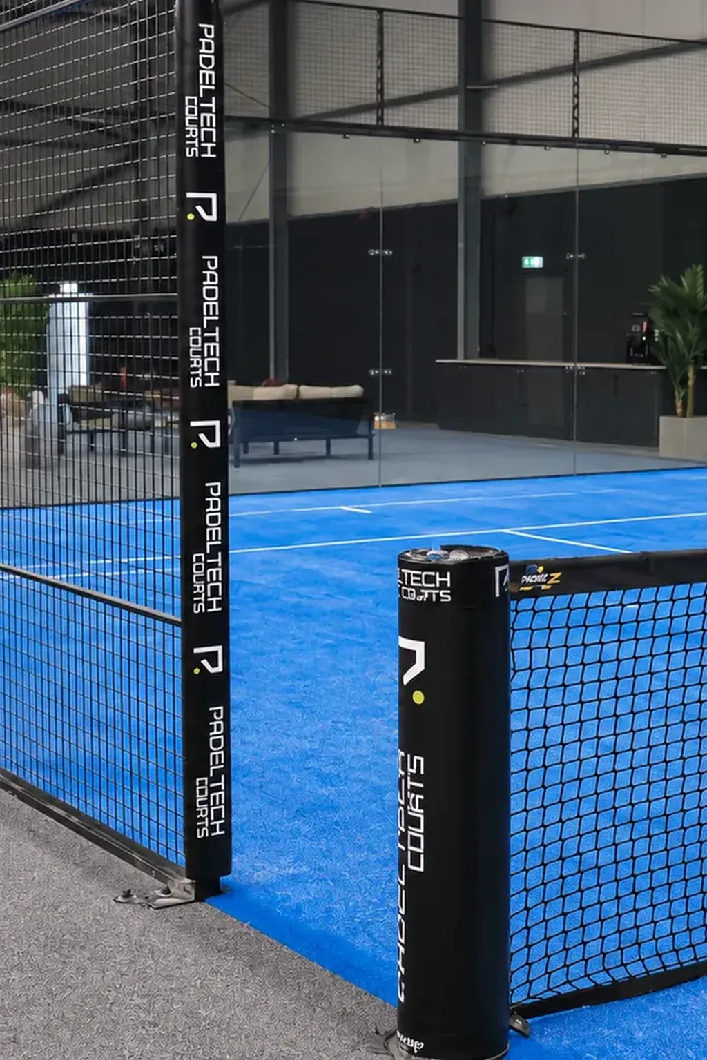 Blauer Indoor-Padelplatz im Padel Club Z