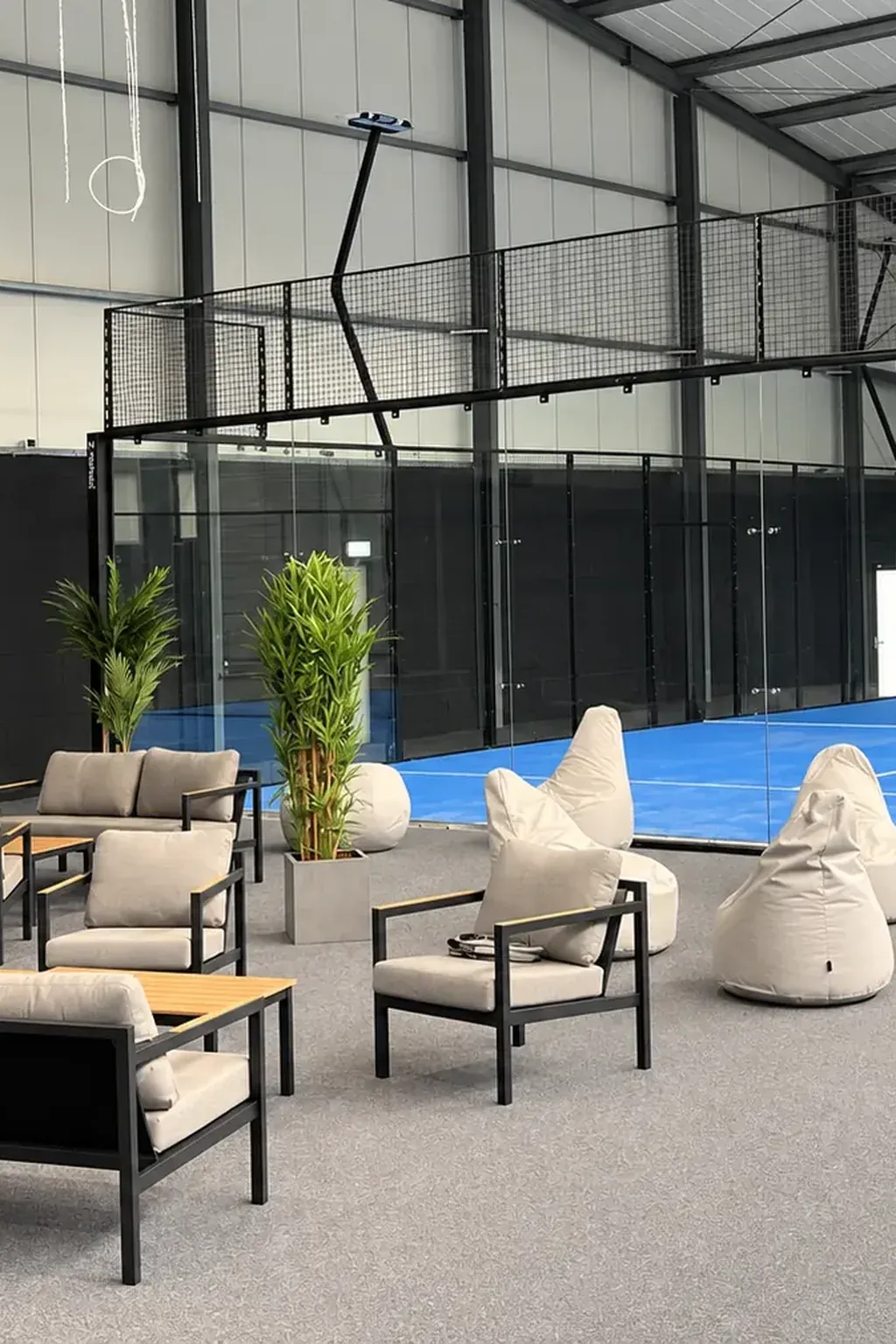 Loungebereich mit Blick auf die Indoor-Padelplätze