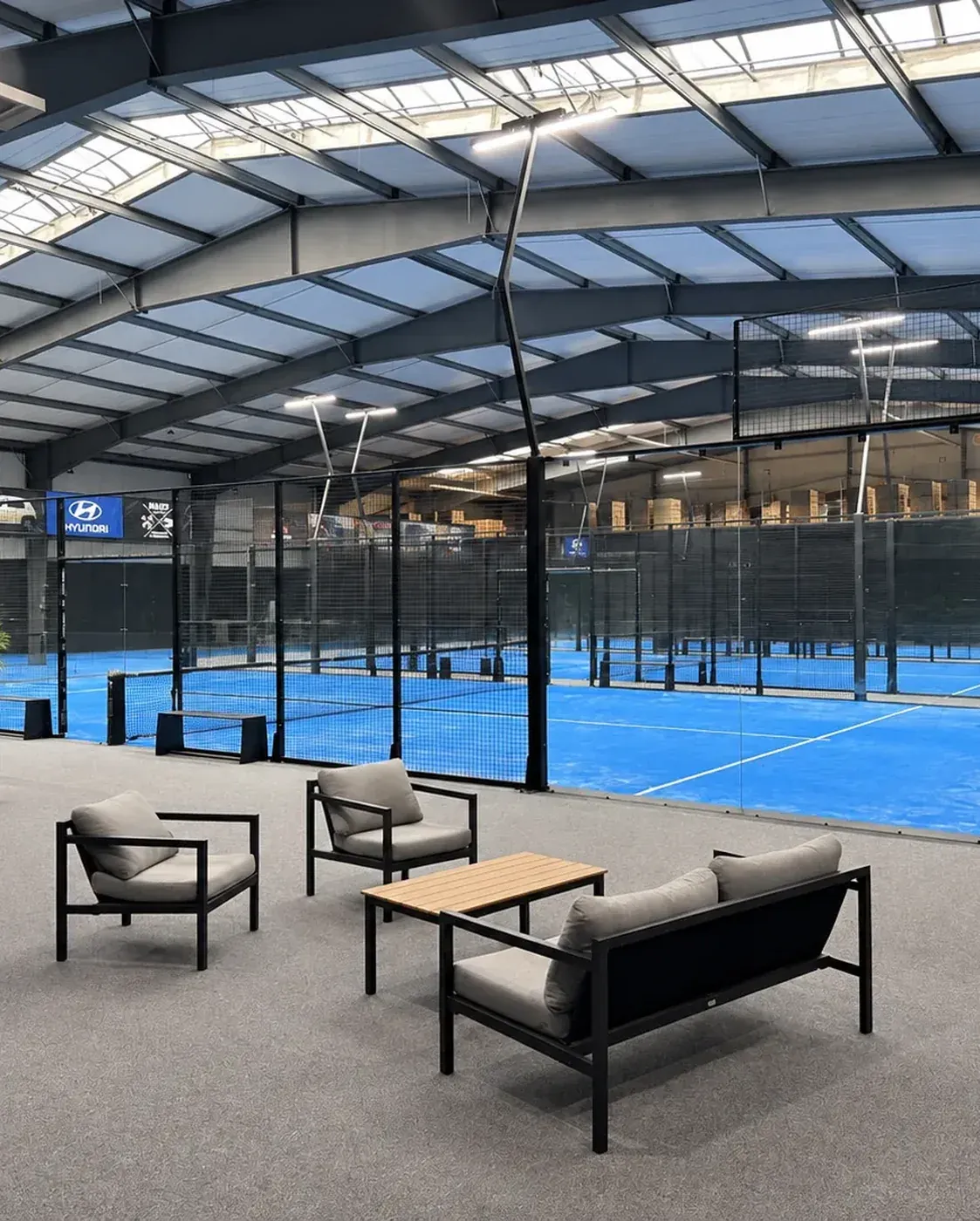 Vier Panorama-Padelplätze für intensive Nutzung im Padel Club Z