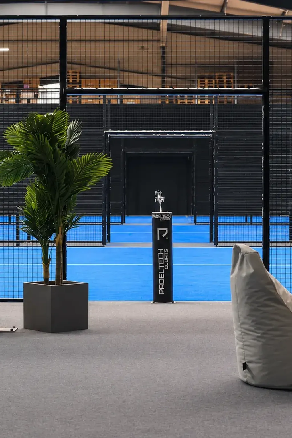 Panorama-Padelplatz und Sitzbereich im Padel Club Z